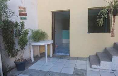 Imagem: A casa possui 1 Dormitório, 1 Banheiro, 1 Vaga na garagem