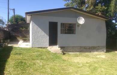 Imagem: A casa possui 3 Dormitórios, 1 Banheiro, 1 Vaga na garagem