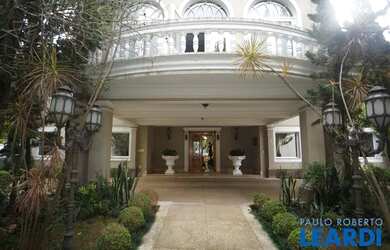 Imagem: A casa possui 5 Dormitórios, 5 Banheiros, 5 Vagas na garagem