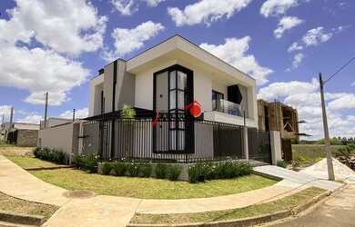 Imagem: A casa possui 3 Dormitórios, 3 Banheiros, 2 Vagas na garagem