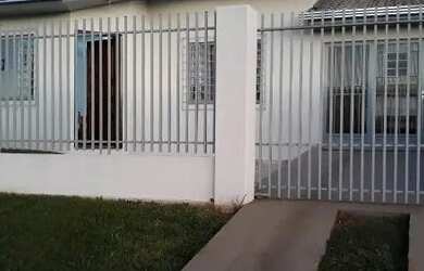 Imagem: A casa possui 2 Dormitórios, 1 Banheiro, 2 Vagas na garagem