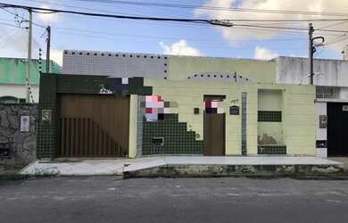 Imagem: A casa possui 3 Dormitórios, 4 Banheiros, 5 Vagas na garagem