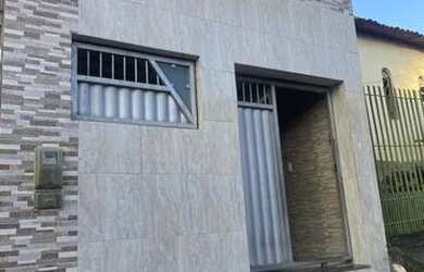 Imagem: A casa possui 4 Dormitórios e 2 Banheiros e está localizado