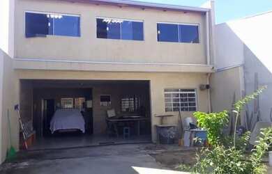 Imagem: A casa possui 3 Dormitórios, 2 Banheiros, 5 Vagas na garagem