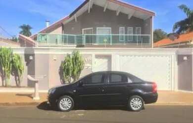 Imagem: A casa possui 3 Dormitórios, 1 Banheiro, 4 Vagas na garagem