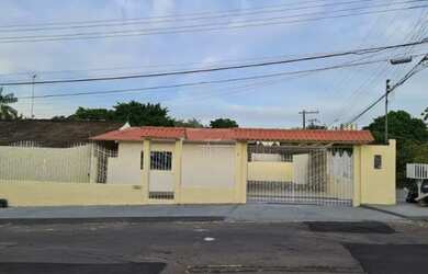 Imagem: A casa possui 3 Dormitórios, 3 Banheiros e 5 Vagas na garagem