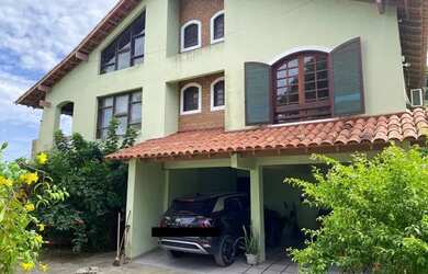 Imagem: A casa possui 5 Dormitórios, 4 Banheiros, 2 Vagas na garagem