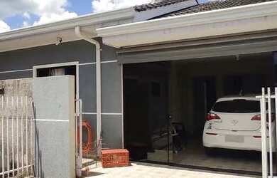 Imagem: A casa possui 3 Dormitórios, 3 Banheiros, 2 Vagas na garagem