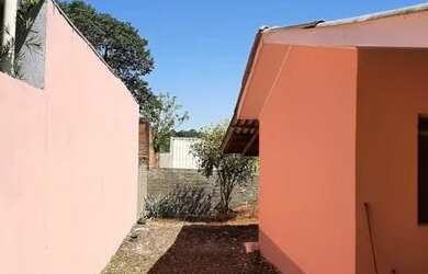 Imagem: A casa possui 2 Dormitórios, 1 Banheiro, 1 Vaga na garagem