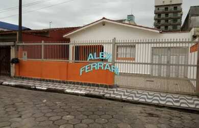 Imagem: A casa possui 4 Dormitórios, 2 Banheiros, 3 Vagas na garagem