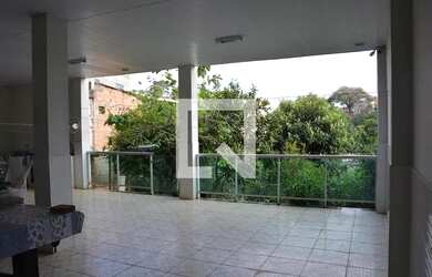 Imagem: A casa possui 3 Dormitórios, 3 Banheiros, 2 Vagas na garagem