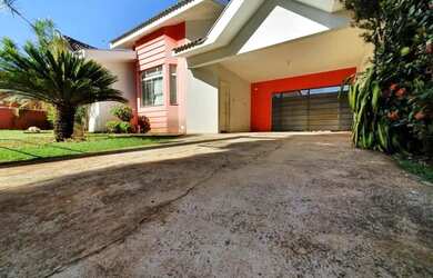 Imagem: A casa possui 3 Dormitórios, 5 Banheiros, 4 Vagas na garagem