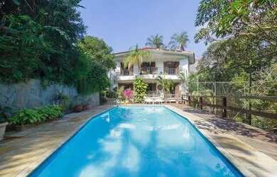 Imagem: A casa em condomínio possui 5 Dormitórios, 5 Banheiros, 3