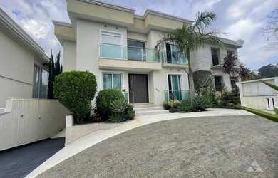 Imagem: A casa possui 5 Dormitórios, 4 Banheiros, 5 Vagas na garagem