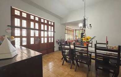 Imagem: A casa possui 3 Dormitórios, 4 Banheiros, 2 Vagas na garagem