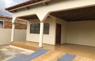 Imagem: A casa possui 3 Dormitórios, 2 Banheiros, 4 Vagas na garagem