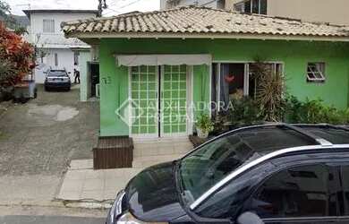 Imagem: O depósito possui 450m² de Área e está localizado em Garopaba