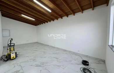 Imagem: O depósito para alugar possui 4 Vagas na garagem e 90m² de