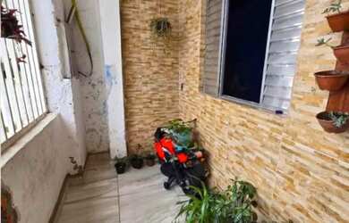 Imagem: A casa possui 2 Dormitórios e 1 Banheiro e está localizado