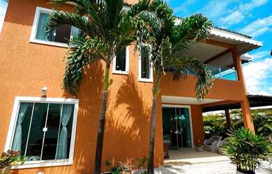 Imagem: A casa possui 5 Dormitórios, Acomodam 25 pessoas, 5 Vagas na