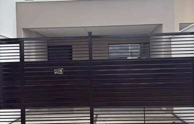 Imagem: A casa possui 3 Dormitórios, 2 Banheiros e está localizado