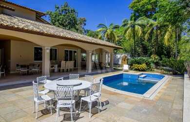 Imagem: A casa possui 4 Dormitórios, 4 Banheiros, 5 Vagas na garagem