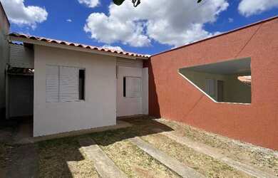 Imagem: A casa em condomínio para alugar possui 2 Dormitórios, 1 Banheiro