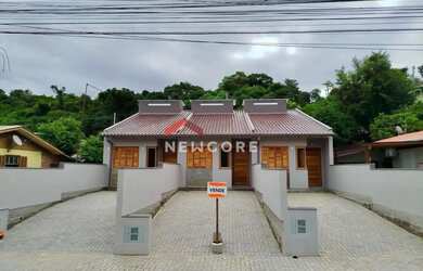 Imagem: A casa possui 2 Dormitórios, 1 Banheiro, 1 Vaga na garagem