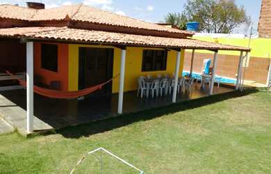 Imagem: A casa possui 3 Dormitórios, Acomodam 10 pessoas, 3 Vagas na