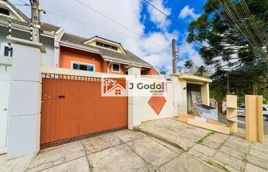 Imagem: A casa possui 3 Dormitórios, 4 Banheiros, 3 Vagas na garagem