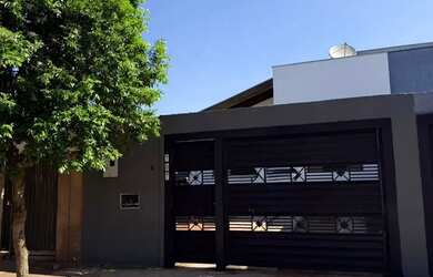 Imagem: A casa possui 2 Dormitórios, 1 Banheiro, 1 Vaga na garagem