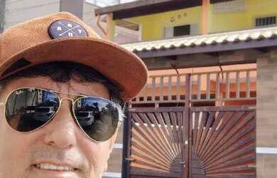 Imagem: A casa possui 4 Dormitórios, Acomodam 15 pessoas, 4 Vagas na