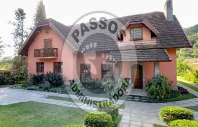 Imagem: A casa possui 4 Dormitórios, 5 Banheiros, 3 Vagas na garagem