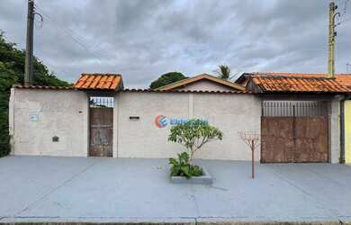 Imagem: A casa possui 3 Dormitórios, 1 Banheiro, 3 Vagas na garagem