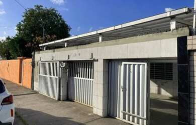 Imagem: A casa possui 3 Dormitórios, 2 Banheiros, 3 Vagas na garagem