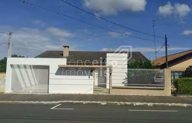 Imagem: A casa possui 3 Dormitórios, 3 Banheiros, 2 Vagas na garagem