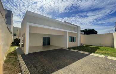 Imagem: A casa possui 3 Dormitórios, 2 Banheiros, 5 Vagas na garagem