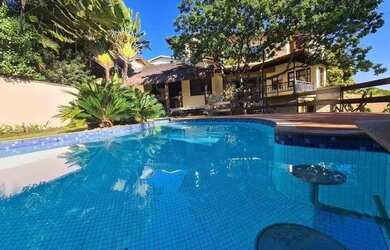 Imagem: A casa em condomínio possui 5 Dormitórios, 5 Banheiros, 5