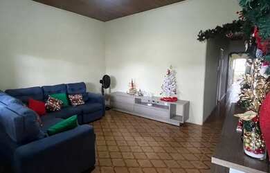 Imagem: A casa possui 4 Dormitórios, 3 Banheiros, 3 Vagas na garagem