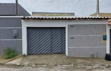 Imagem: A casa possui 3 Dormitórios, 2 Banheiros, 1 Vaga na garagem