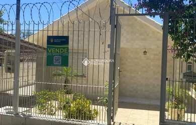 Imagem: A casa possui 2 Dormitórios, 1 Banheiro, 2 Vagas na garagem