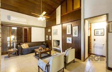 Imagem: A casa possui 3 Dormitórios, 4 Banheiros, 3 Vagas na garagem