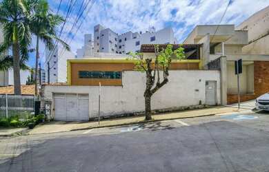 Imagem: A casa possui 5 Dormitórios, 3 Banheiros, 4 Vagas na garagem