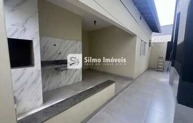 Imagem: A casa possui 3 Dormitórios, 2 Banheiros, 2 Vagas na garagem