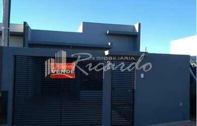 Imagem: A casa possui 3 Dormitórios, 1 Banheiro, 1 Vaga na garagem