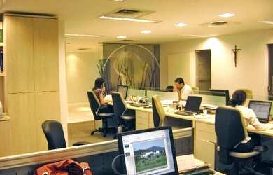 Imagem: O depósito possui 2 Vagas na garagem, 215m² de Área e está