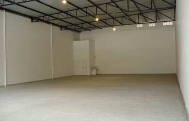 Imagem: O depósito possui 5 Vagas na garagem, 500m² de Área e está