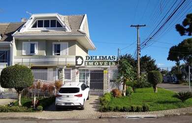 Imagem: A casa possui 3 Dormitórios, 3 Banheiros, 5 Vagas na garagem