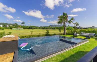 Imagem: A casa em condomínio possui 4 Dormitórios, 5 Banheiros, 4