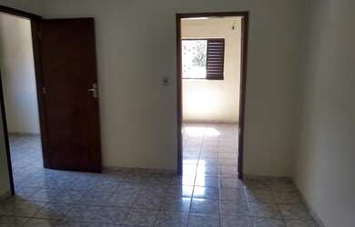 Imagem: A casa possui 2 Dormitórios e 1 Banheiro e está localizado